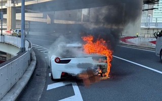Mua Ferrari sau 10 năm tiết kiệm, 1 tiếng sau xe... hóa tro