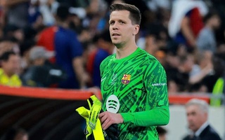 Thủ môn Szczesny của Barca thất bại trong cuộc chiến… cai thuốc lá