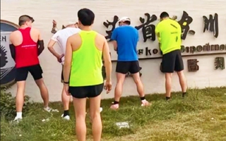 10 runner bị cấm 3 năm vì đi tiểu nơi công cộng khi chạy marathon