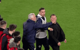 Jose Mourinho véo mũi HLV đối thủ tạo drama gây sốt cõi mạng