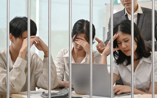 Công ty cấm nhân viên dùng điện thoại, phải ăn tại bàn làm việc