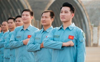 Nguyễn Phi Hùng tặng quà 'xịn' cho lính bầu trời