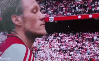 Cựu tiền đạo Man Utd Weghorst tát văng camera vì cay cú