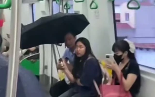 Ảnh vui 20-5: Khách đi tàu metro Cát Linh - Hà Đông phải che dù
