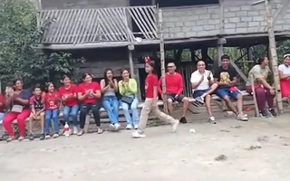 'Hồi mẹ còn trẻ, hôn gió một cái cả làng đổ'