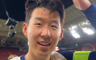 Son Heung Min ‘mẻ trán’ vì bị xô khi nâng cúp Europa League