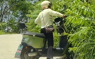 Người phụ nữ khổ sở với xe máy điện 'thích lao vào bụi cây'