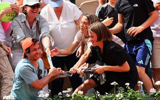 Khán đài hỗn loạn vì áo đẫm mồ hôi của Arthur Fils tại Roland Garros