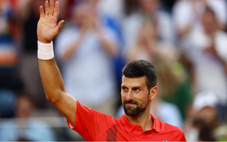 Djokovic đạp xe để 'tìm phấn khích' ở Roland Garros