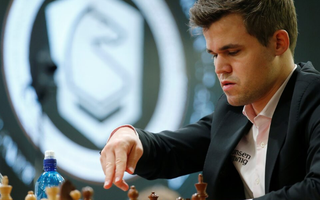 'Vua cờ' Magnus Carlsen gây sốc khi 'chọc khuấy' làng đua xe F1