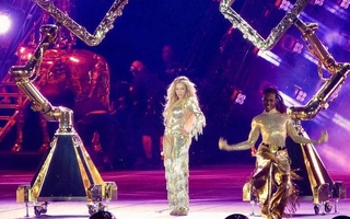 Beyoncé suýt gặp tai nạn trên sân khấu mở màn world tour