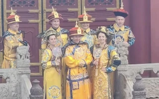 Ảnh vui 7-5: Đi du lịch mà thành... 'hoàng tộc nhà Thanks'