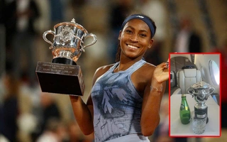 Coco Gauff hài hước khi nhận cúp Roland Garros mini về nhà