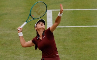Emma Raducanu ‘phá luật’ tại Queen's Club nhưng trọng tài làm ngơ
