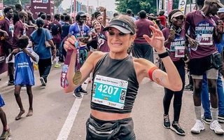 Nữ runner bị tước chiến thắng ở marathon vì bức ảnh ‘kỳ quặc’