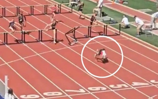 Vận động viên nhào lộn về đích sau khi té ngã để chiến thắng 100m rào