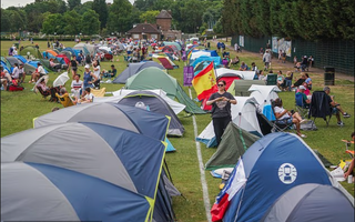 Fan cắm trại xuyên đêm săn vé Wimbledon 2025