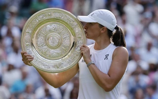 Swiatek thắng ‘trắng’ Anisimova ở trận chung kết Wimbledon áp đảo nhất mọi thời đại