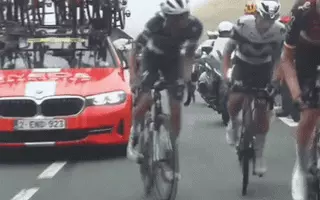 Xe tiếp tế đội đua của ông chủ Man Utd tông khán giả ở Tour de France