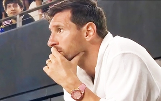 Bị cấm đá, Messi diện đồng hồ hồng mà fan nghe giá muốn 'té xỉu'