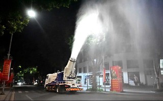 Xe phun sương dập bụi xuất hiện trên đường phố Hà Nội