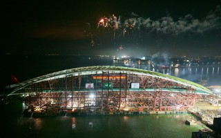 Vòm thép chính cầu đi bộ qua sông Sài Gòn nặng 3.400 tấn đã lên siêu sà lan, sẵn sàng về trung tâm TP.HCM