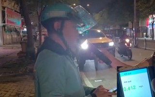 CSGT TP.HCM phát hiện nhiều tài xế xe ôm công nghệ uống rượu bia xong chở khách
