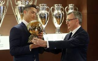 Vượt mặt Messi, Ronaldo giành 'Quả bóng vàng mọi thời đại'
