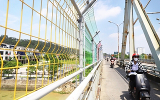 Cận cảnh cầu Bến Thủy ‘khoác áo mới’ có lưới ngăn người nhảy cầu