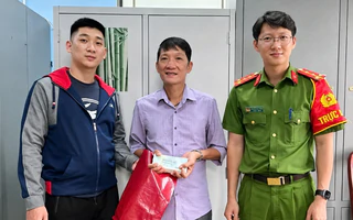 Thanh niên tốt bụng thấy túi tiền rơi trên đường, đem đến công an giúp trả cho người đánh mất