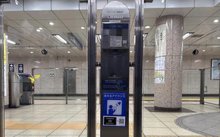Tấm kính biết dịch giúp du khách Việt hỏi đường ở ga tàu Tokyo
