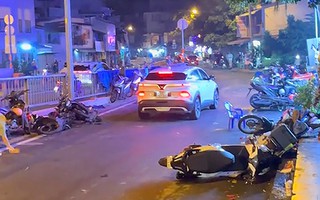 Nam thanh niên lái ô tô tông nhiều xe máy trước quán nhậu ở phường Chợ Quán