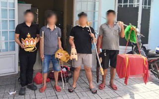 4 'thầy trò Đường Tăng' cưỡi ngựa, đi bộ trong làn ô tô  để phục vụ tang lễ