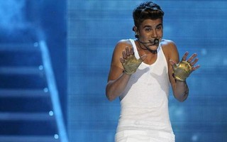 Justin Bieber bị fan cuồng tấn công trên sân khấu