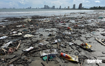 Da Nang beaches covered in trash after storm Bualoi