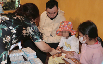 A decade of giving: This man delivers mooncakes to patients in Ho Chi Minh City
