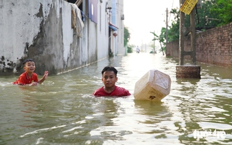 Historic floods wipe out Hanoi family's property in just 10 minutes