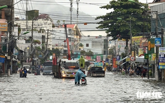 Heavy rain floods roads, disrupts traffic in Vietnam’s Nha Trang