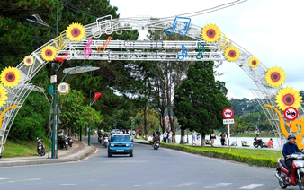 Vietnam's Da Lat shuts down lakeside pedestrian street because of congestion, low foot traffic