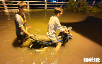 High tides turn Ho Chi Minh City streets into rivers