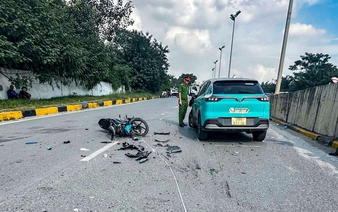 Hanoi cabby drives against traffic to avoid flooded road, causes motorcyclist death