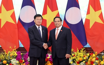 Top Lao leader visits Vietnam for Hanoi Convention signing ceremony