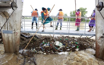 Nearly 100 soldiers clear debris to prevent overflow at Da Nang spillway