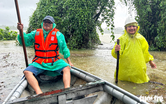 Small boats, big heart: Da Nang residents unite amid rising floodwaters