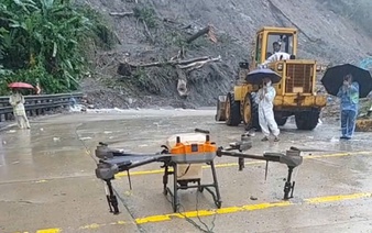Drones deliver food to stranded drivers on central Vietnam pass amid landslides