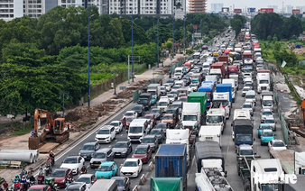 Ho Chi Minh City faces challenges in developing bicycle lanes due to narrow sidewalks, traffic congestion