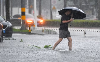 Typhoon Matmo hits southern China during peak holiday season