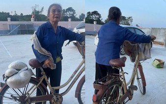 In Vietnam, grandmother cycles to bring 20kg of rice to flood relief effort despite own home being flooded
