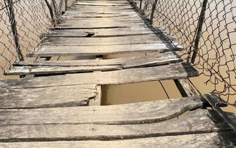 Dozens of suspension bridges in Vietnam’s Quang Ngai dangerously decayed, villagers still risk crossing daily