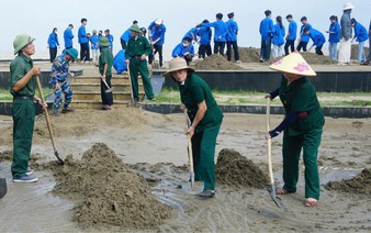 Vietnam clears 15,000 cubic meters of sand from coastal road after storm